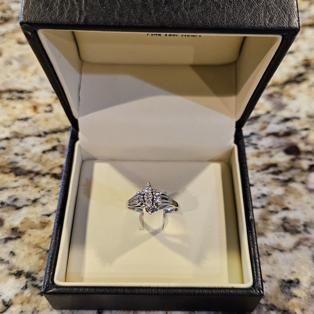 Elegant Silver Women's Ring (Size 7)